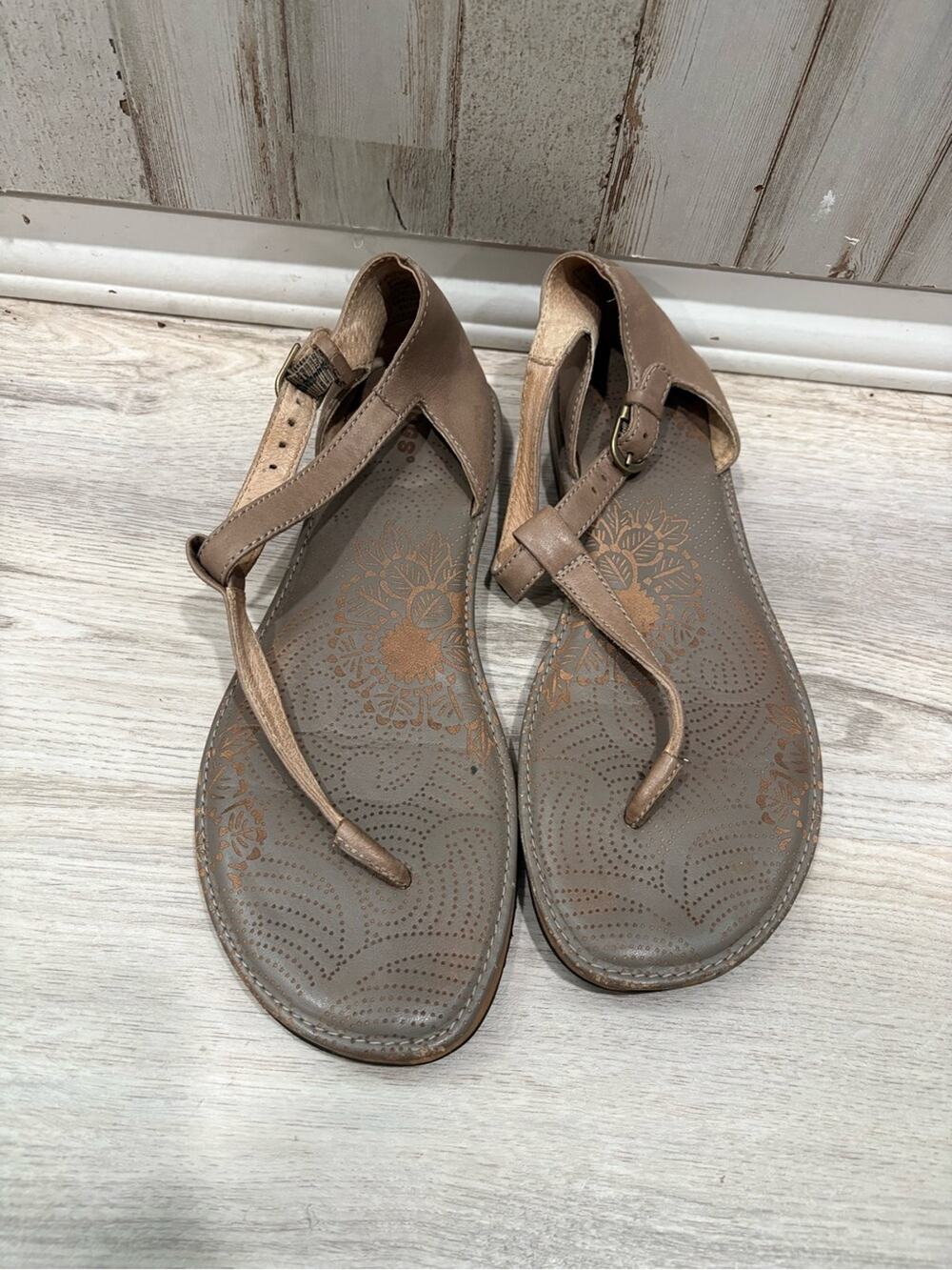 BOGS Memphis T-Strap Leather Sandals Taupe Tan Womens Size 8.5 Granola Hippie